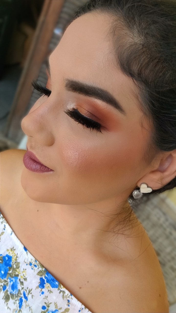 Make de casamento em perfil, com olho esfumado em tons quentes.