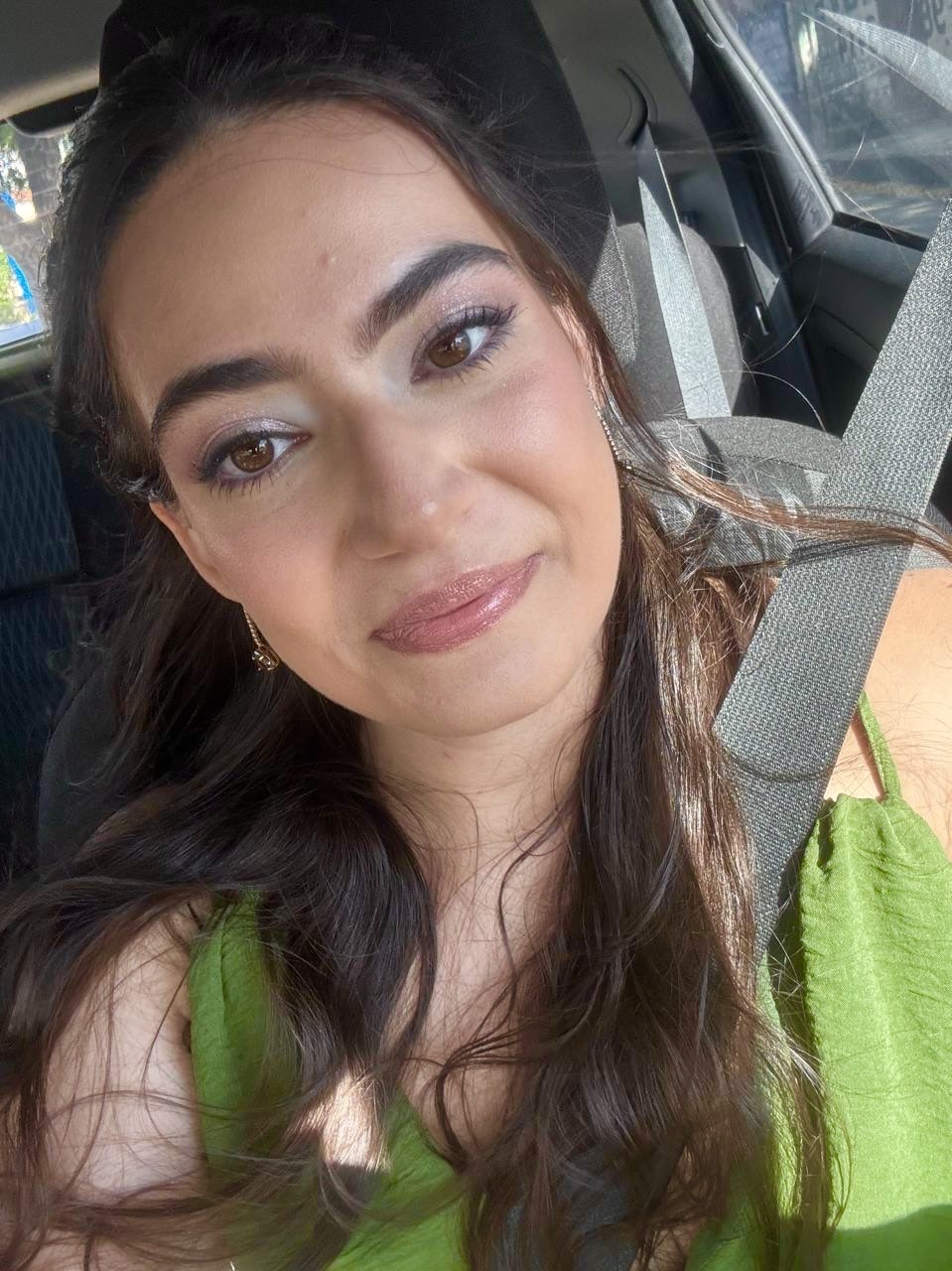 Make de casamento com pele natural, olho iluminado e boca em tom rosado.