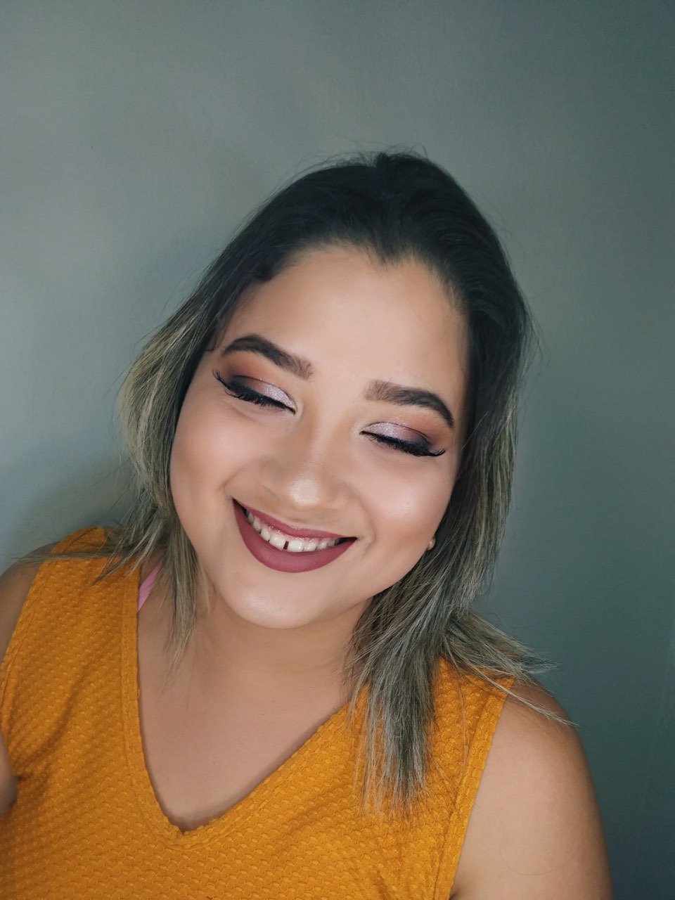 Make de casamento: olho esfumado com glitter, cílios postiços e boca vinho.