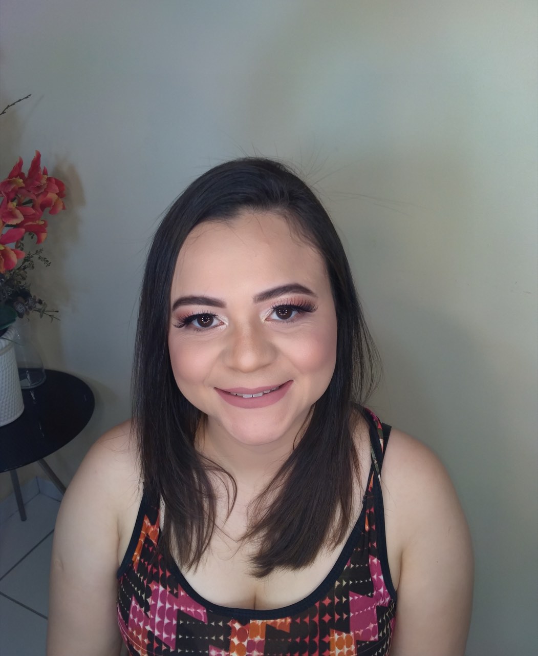 Esfumado rosado, cílios postiços e boca em tom nude.